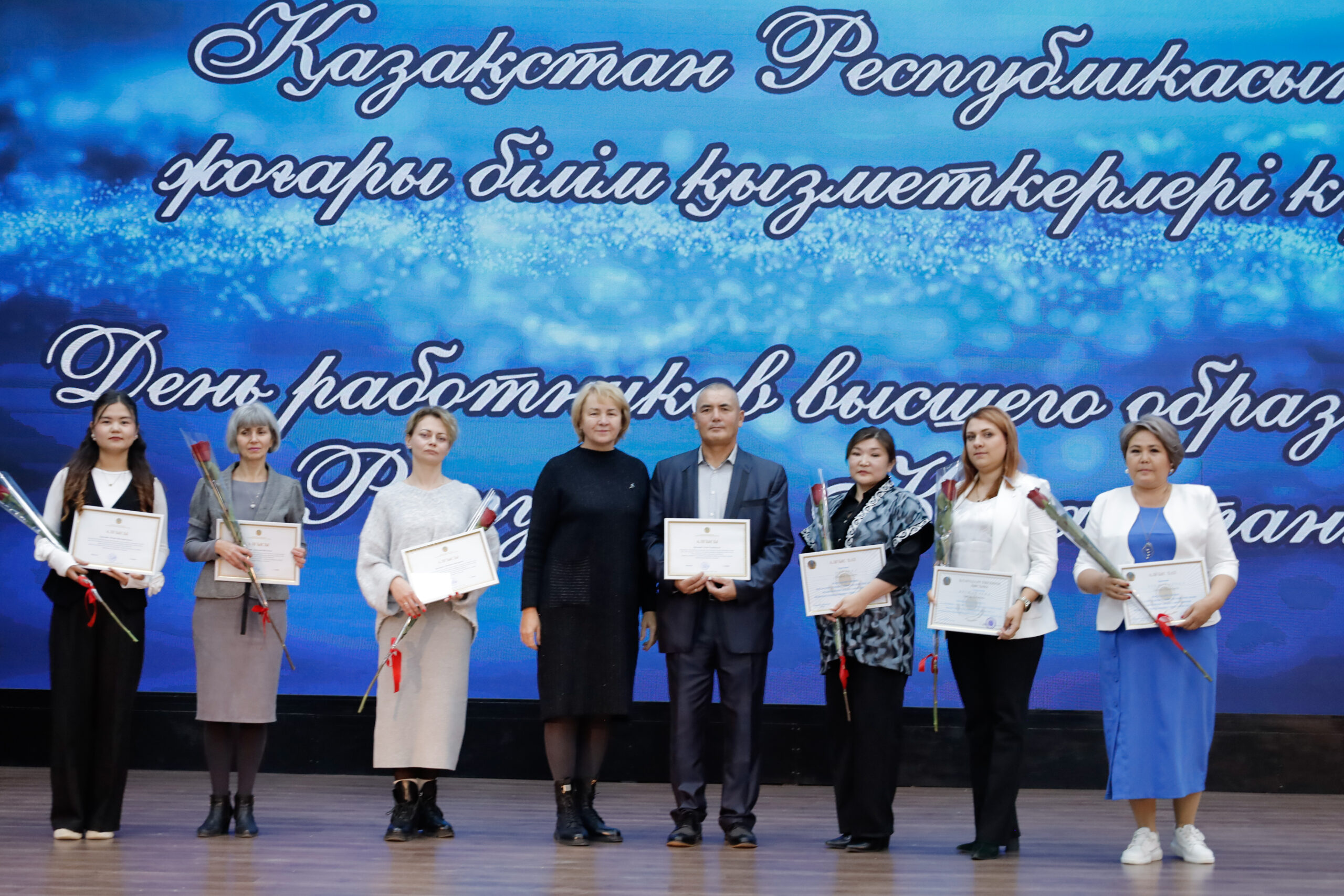 Русский порно видео: қызы әкесі ұйықтап жатқанда жасырын жұлып алады
